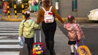 Fin de ciclo escolar anticipado impacta a millones de madres trabajadoras