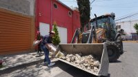 Vecinos de La Paz retiran escombros y basura ante lluvias