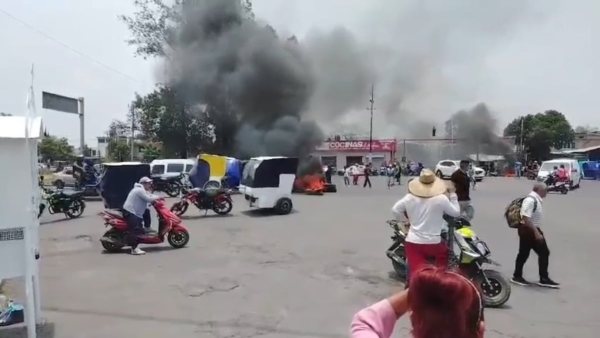 Mototaxistas bloquean carretera en Atenco por medidas de regularización