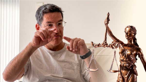 Abogado mexiquense lucha por derechos de personas sordas en el sistema judicial
