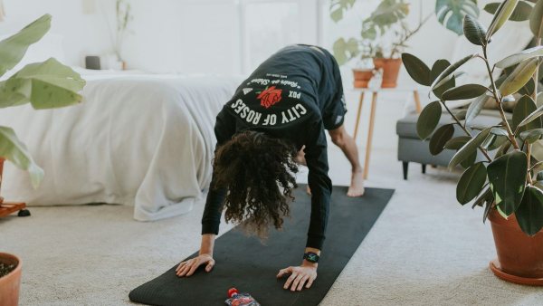 Expertos advierten sobre riesgos de entrenamientos virales en TikTok