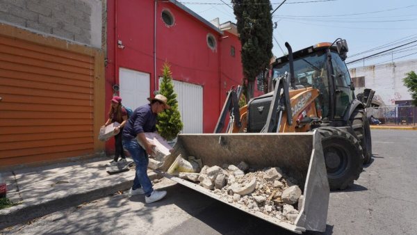 Vecinos de La Paz retiran escombros y basura ante lluvias