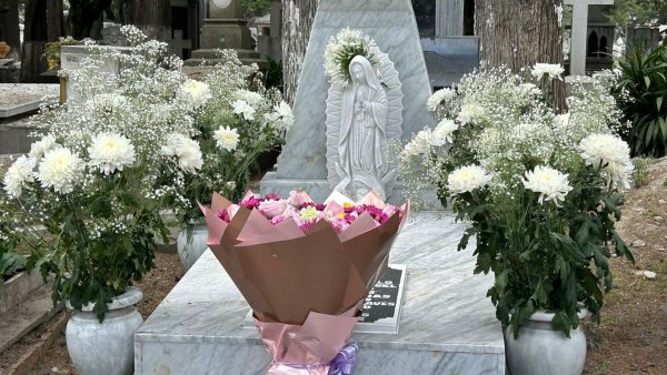 Familias de Toluca rinden homenaje a sus madres en panteones