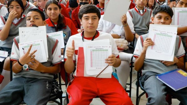 Dos mil estudiantes participan en clase masiva de matemáticas en Edomex